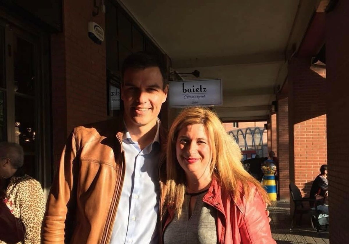 Leire Díez, en una foto antigua con Pedro Sánchez