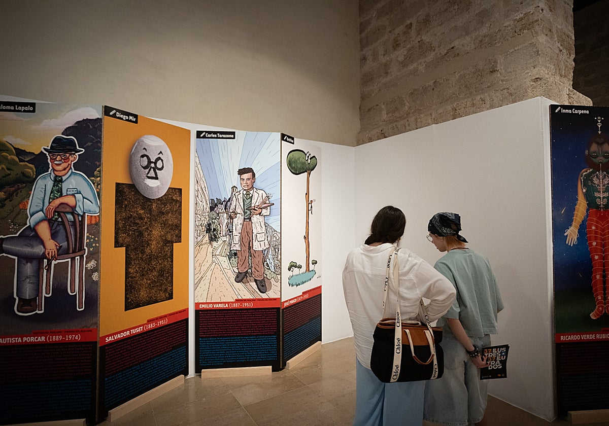 Dos visitantes contemplando la exposición