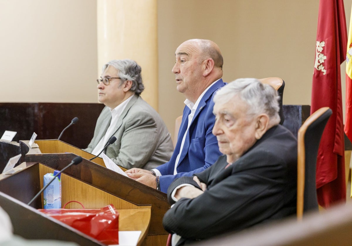 El escritor y coordinador del jurado Juan Manuel de Prada; el presidente de la Diputación de Segovia, Miguel Ángel de Vicente, y el periodista y autor Luis María Ansón