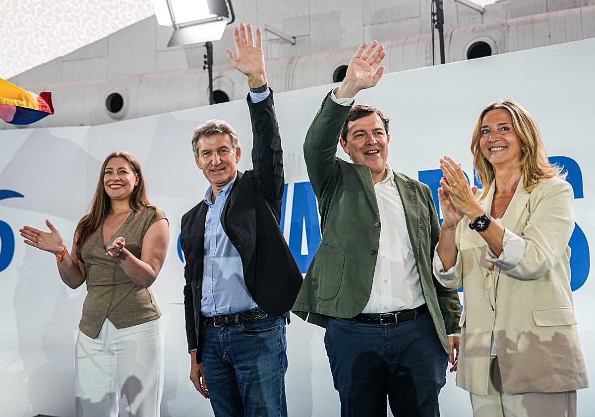 Feijóo y Mañueco, entre Esther Muñoz y Alicia García, este viernes en Valladolid