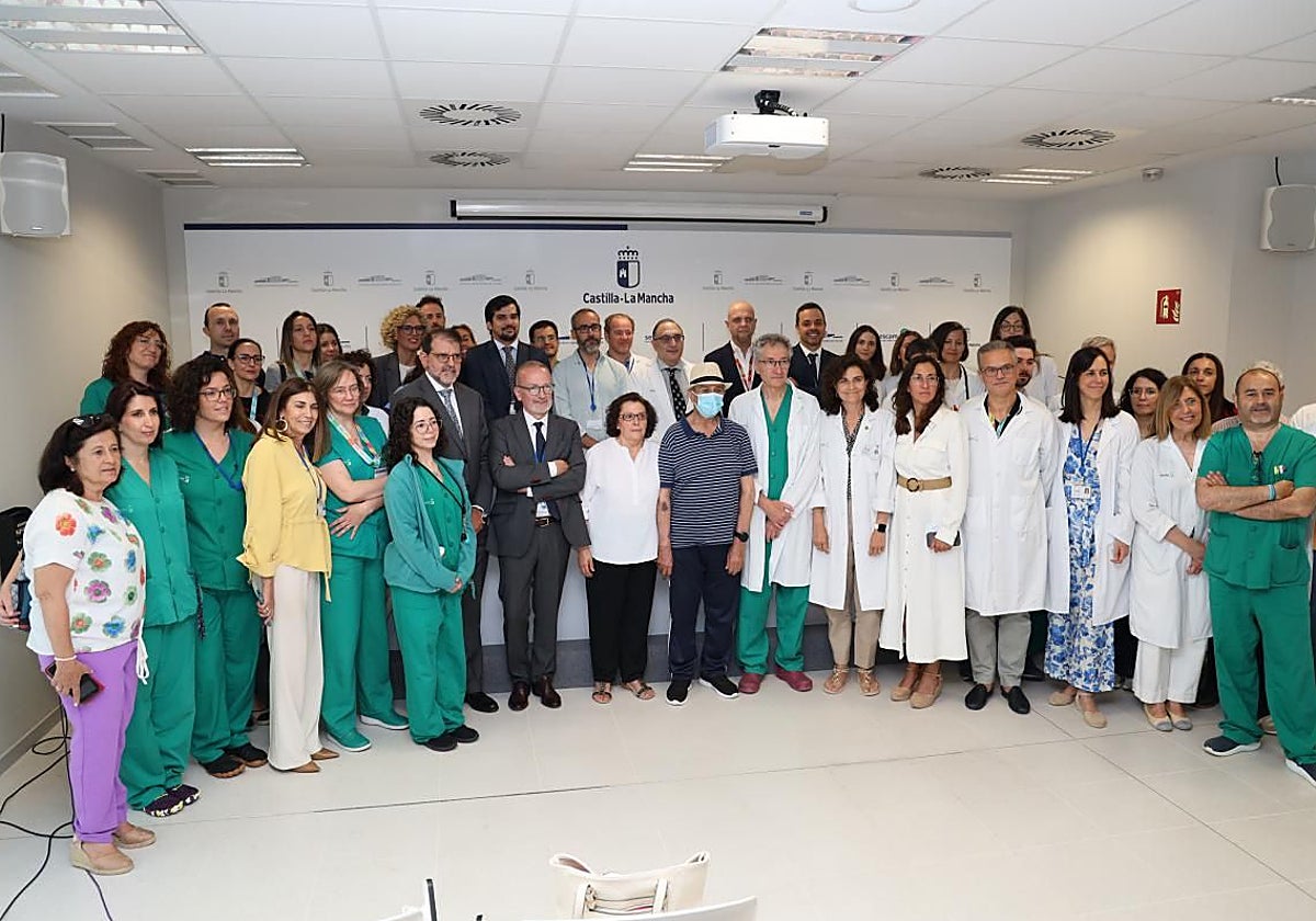 Francisco (con sombrero) junto al equipo de profesionales que han participado en el trasplante hepético en el Hospital Universitario de Toledo