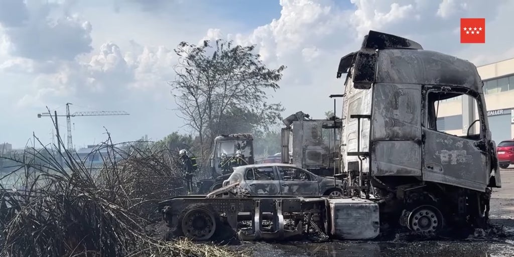 Un incendio arrasa nueve cabezas tractoras de camión y nueve coches en un polígono de meco