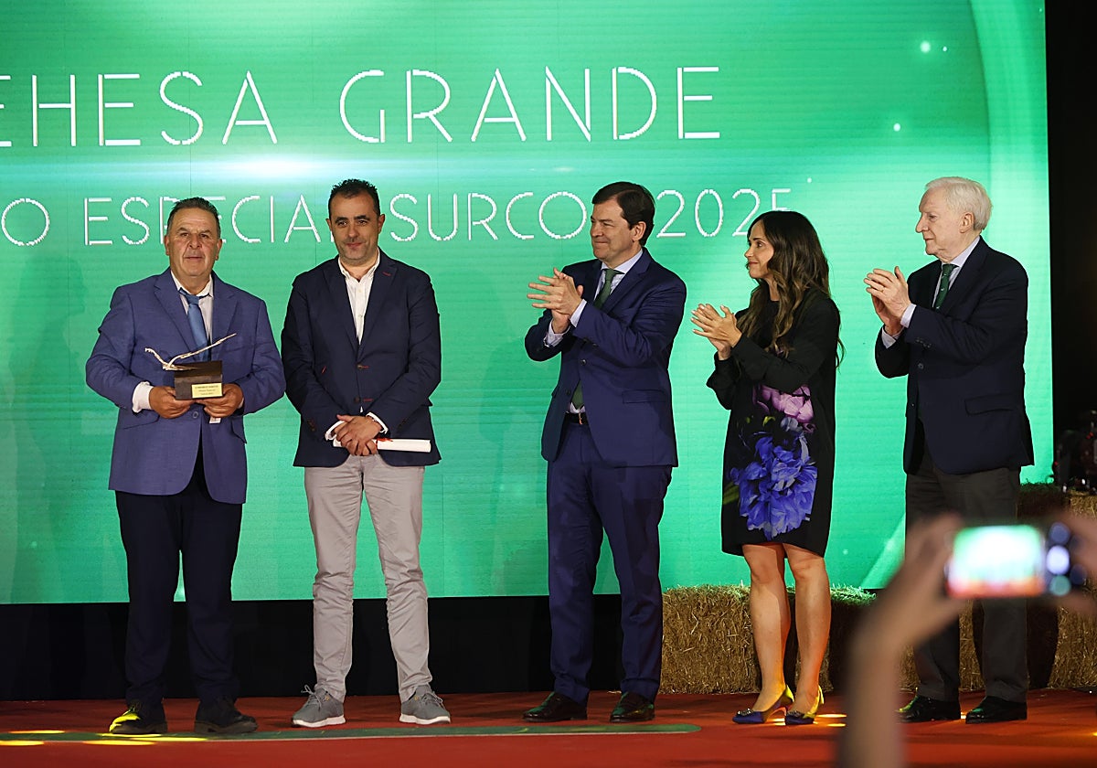 El presidente de la Junta, Alfonso Fernández Mañueco, en la entrega de los Premios Surcos e RTVCyL en Benavente (Zamora)