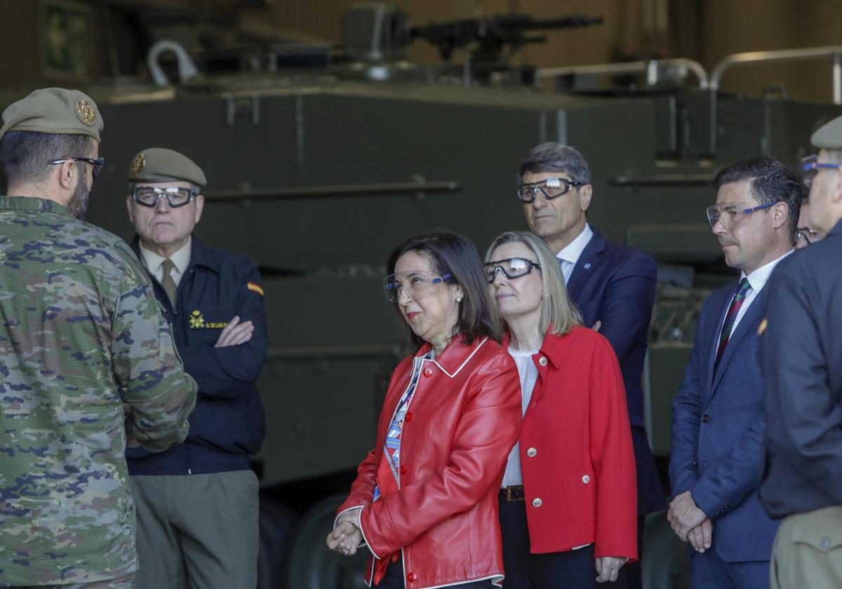 Margarita Robles y Amparo Valcarce visitan la planta de Santa Bárbara Sistemas