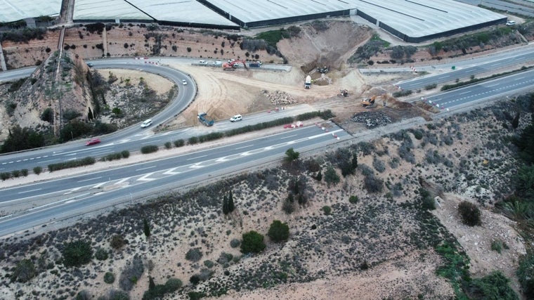 Vista de los trabajos en la autovía del Mediterráneo a la altura de Balanegra en Almería en una imagen de archivo