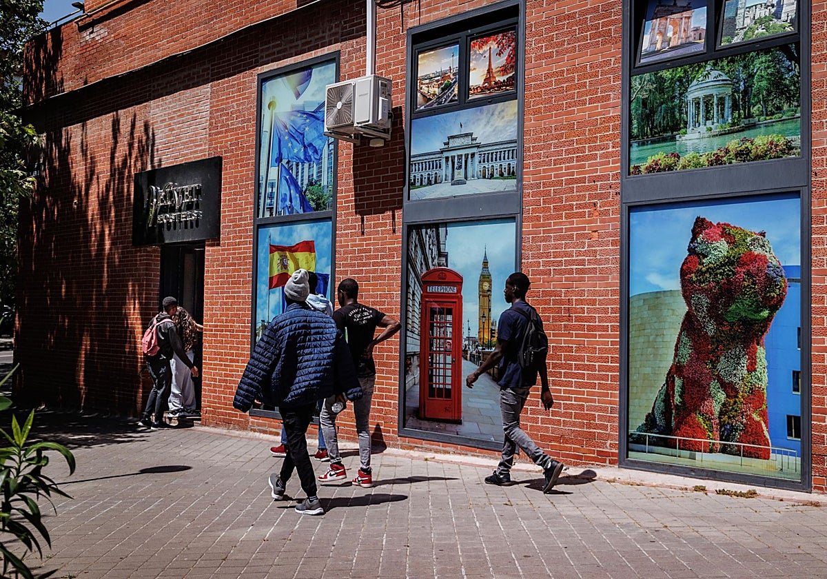 Un grupo de inmigrantes accede al Velvet Hostels de Puente de Vallecas