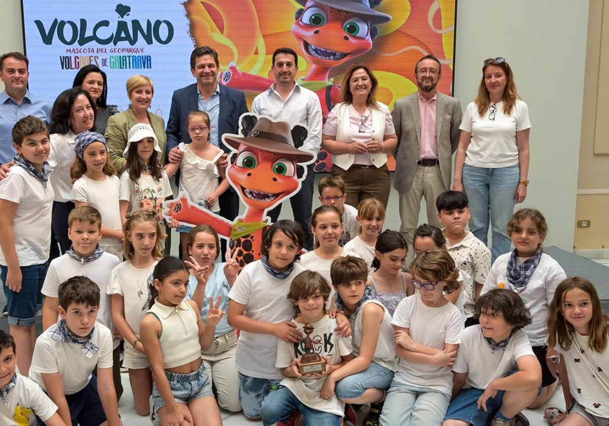 Miguel Ángel Valverde durante la presentación de la nueva mascota del Geoparque. Volcanes de Calatrava, 'Volcano'