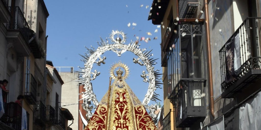 Más de 5. 000 personas demuestran su devoción a la virgen del prado y a las patronas de las antiguas tierras de talavera