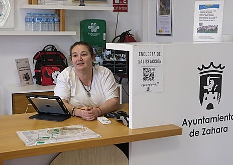 Imagen secundaria 1 - 1. Daniel Luna, vigilante del pueblo, charla con una vecina. 2. Auxi Rascón fue de las primeras en querer acogerse. 3. El alcalde, Santiago Galván explica a ABC la medida y dice que sus empleados municipales «van a ser más felices».