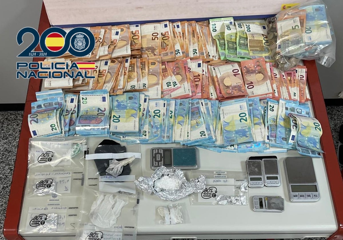 Imagen del material y dinero incautado por las autoridades