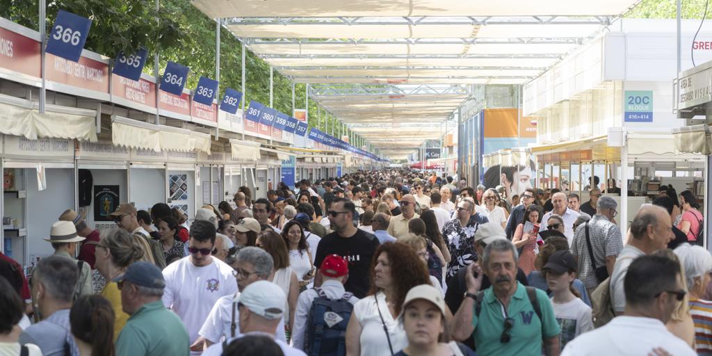 La feria del libro de madrid retrasa la apertura al público de la tarde por alerta naranja meteorológica