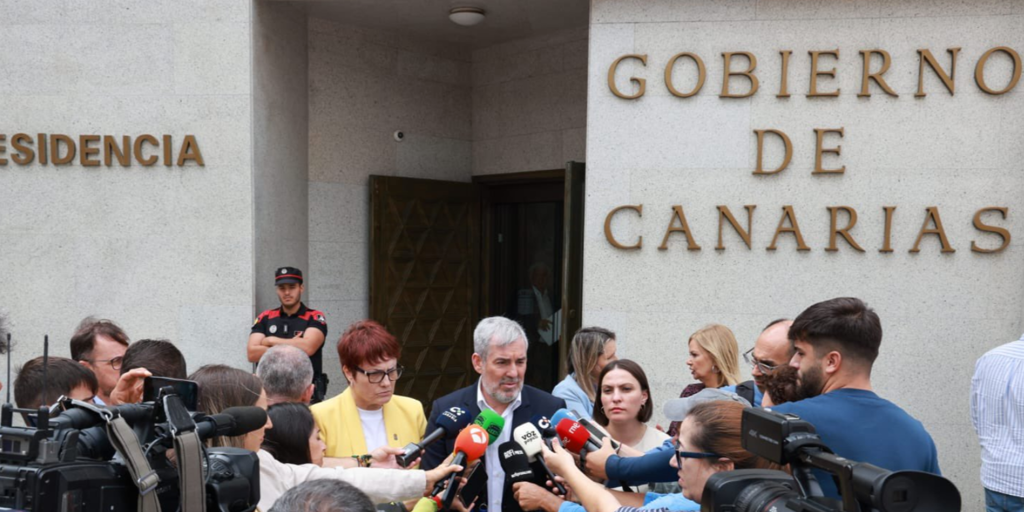 Clavijo adelanta que Canarias «no se va rendir» en buscar soluciones para los menores migrantes