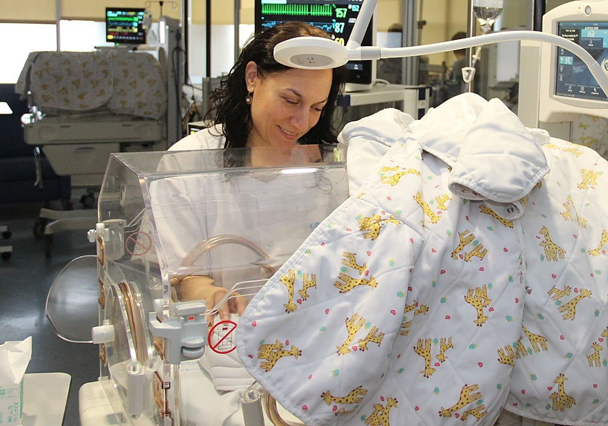Rosa María, con su pequeño Andrés, en Neonatología del Hospital Clínico San Carlos de Madrid