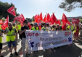 «Este Día de la Región no tenemos nada que celebrar»: protesta de los trabajadores de ambulancias ante el palacio de congresos de Albacete