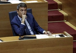 La mayoría culpa al Gobierno del caos en trenes y Barajas y a Mazón de la dana