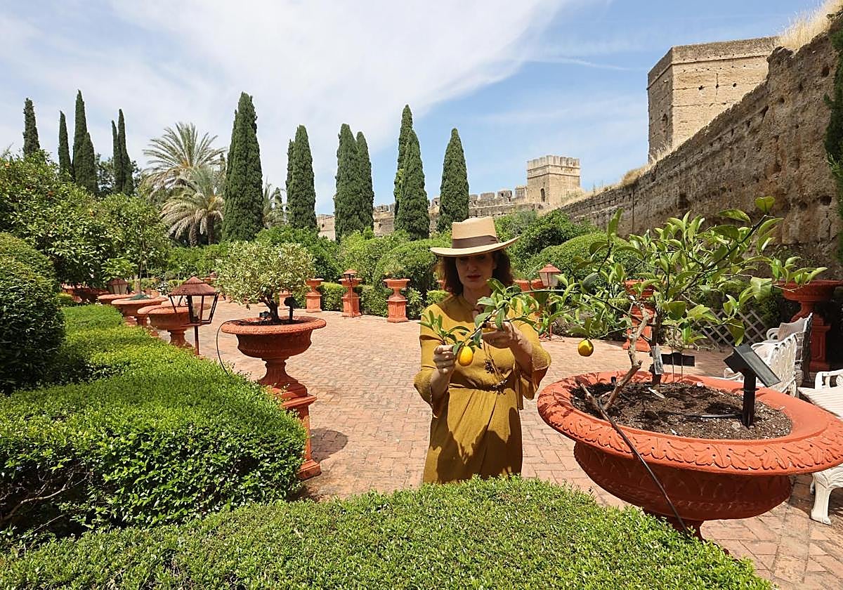 Cristina Ybarra, dueña del Palacio de Portocarrero, en el jardín de cítricos