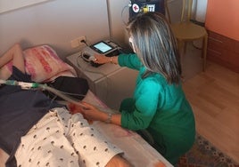 Una familia toledana pide apoyo para su hijo con síndrome de Ondine: «¿Quién cuidará de nuestro hijo cuando ya no estemos aquí?»