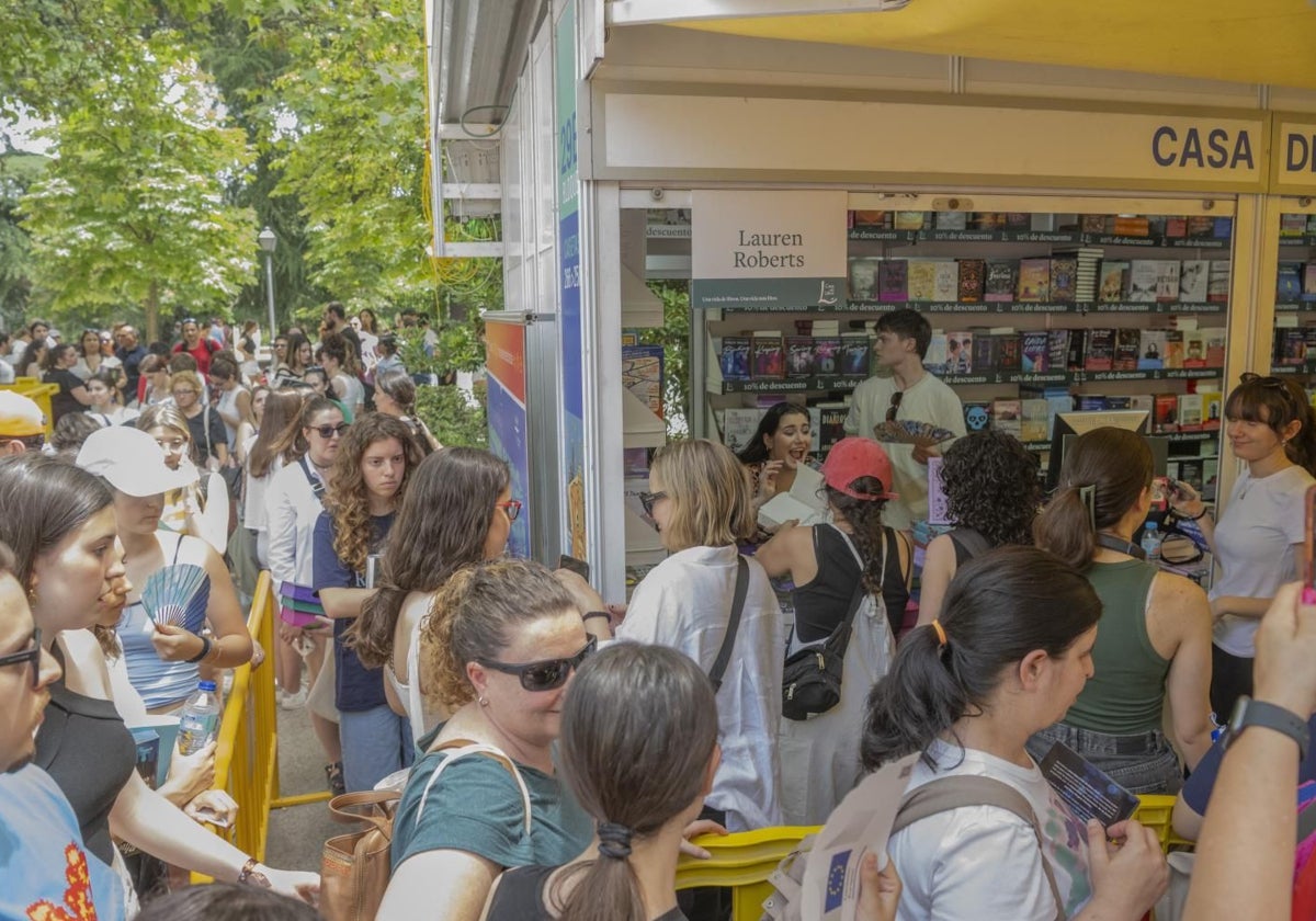 Decenas de visitantes, haciendo cola para una firma de libro, el pasado fin de semana