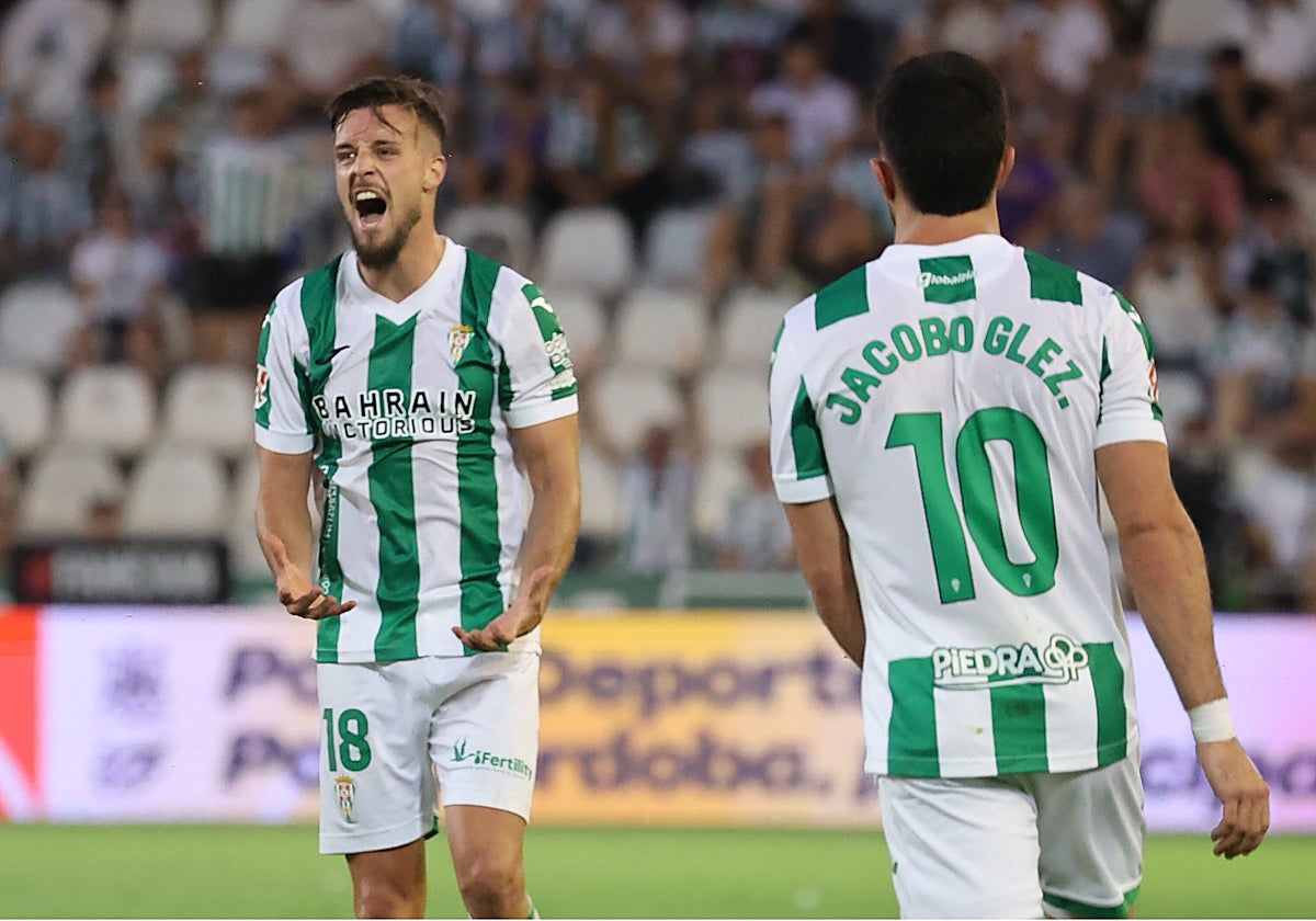 Genaro se lamenta con rabia tras una ocasión fallida