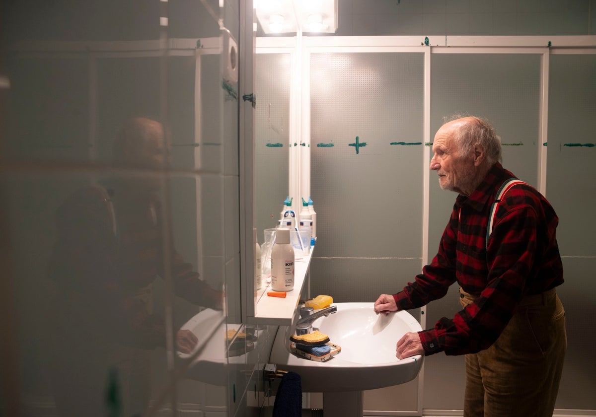 El genial pintor, en su dormitorio y en el baño. Cuela a ABC en sus dependencias