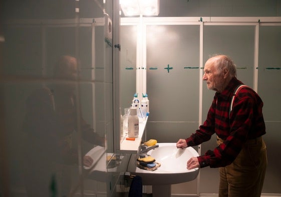El genial pintor, en su dormitorio y en el baño. Cuela a ABC en sus dependencias