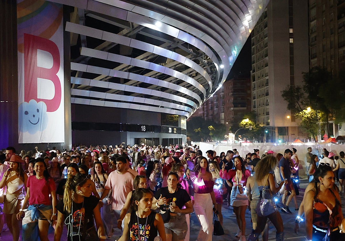 Ambiente en el Bernabéu después del último concierto de Karol G