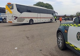 Sorprenden a un conductor de autobús que quintuplicaba la tasa de alcoholemia, sin carnet, mientras trasladaba a menores
