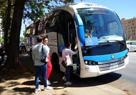 Cuidar de enfermos, inmigrantes o reclusos: Málaga se sube al autobús de la Línea 105 para visibilizar a labor de la Iglesia