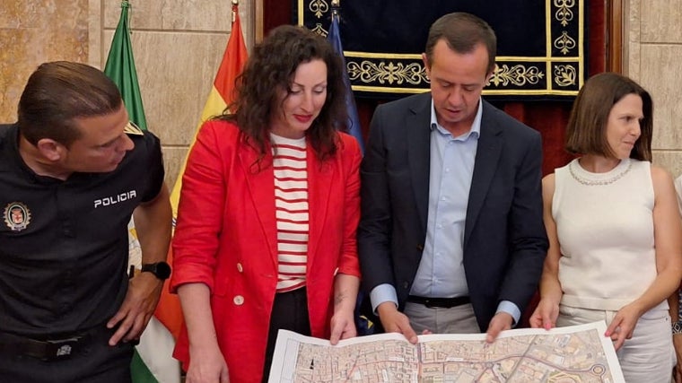 La alcaldesa y el subdelegado del Gobierno en Almería, en el centro, durante la rueda de prensa