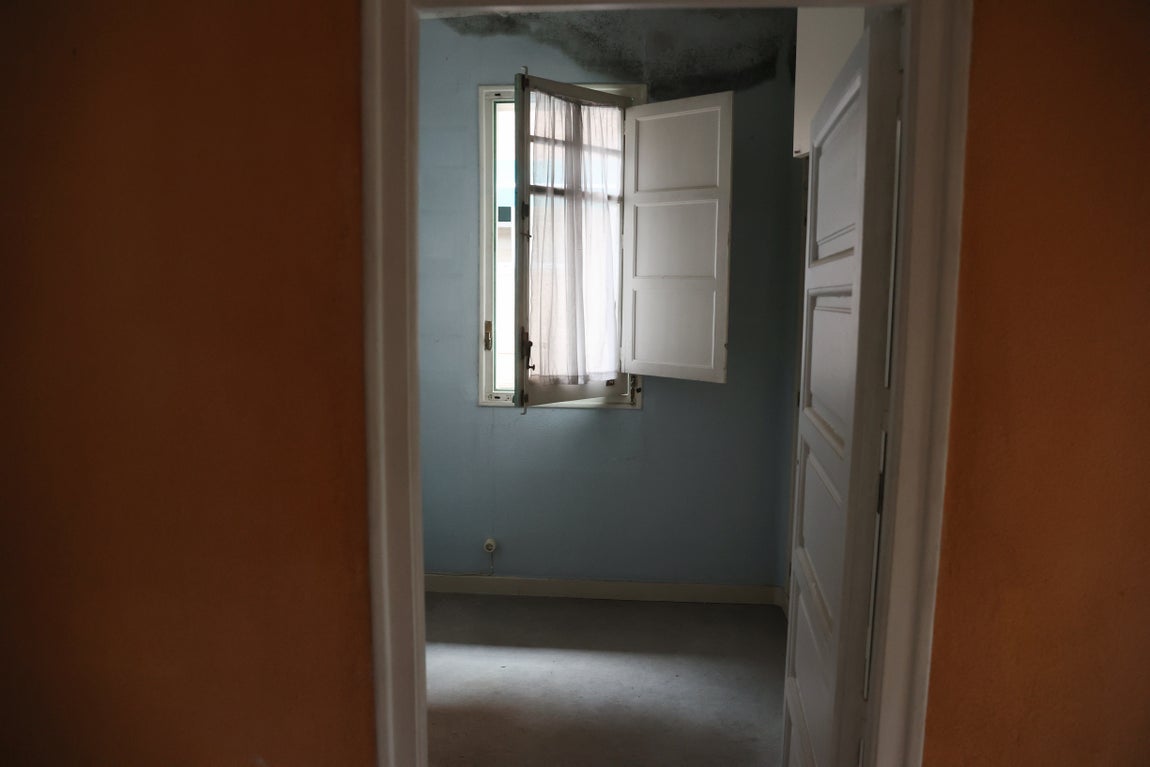 Pequeña ventana en una de las habitaciones de la casa.