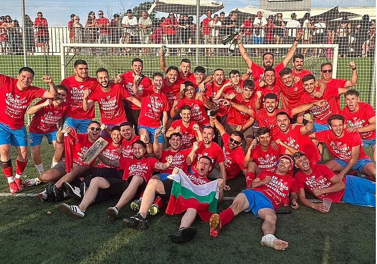 Los jugadores del Esquivias celebran el ascenso tras vencer 3-0 al Atlético Consuegra