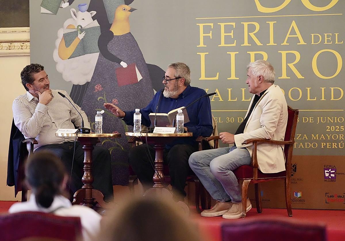 Julián Quirós. Carlos Aganzo e Ignacio Elguero de Olavide, durante la mesa protagonizada en la Feria del Libro de Valladolid
