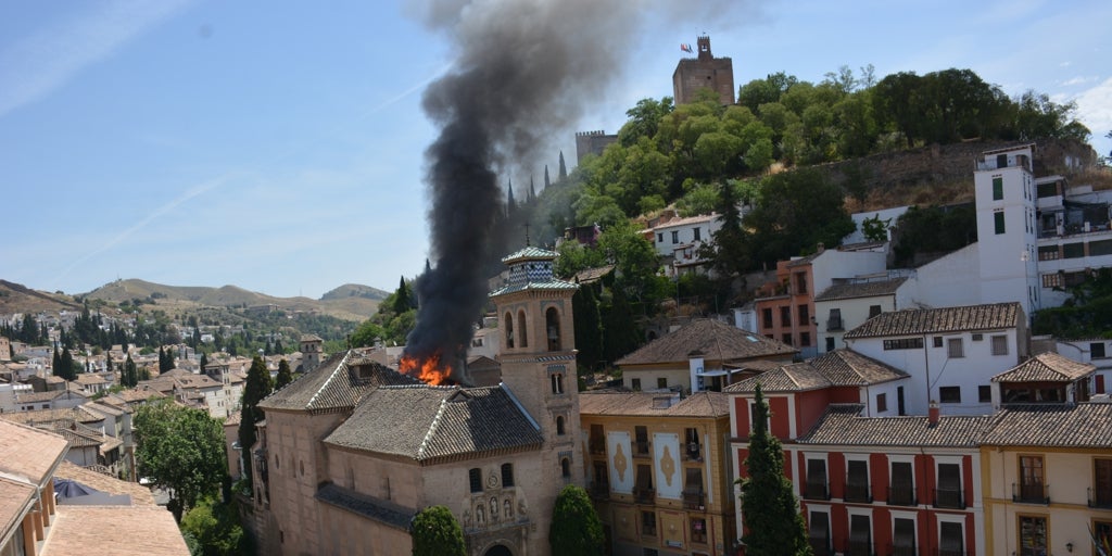 Un aparatoso incendio pone en riesgo la iglesia de santa ana, una de las más valiosas de granada