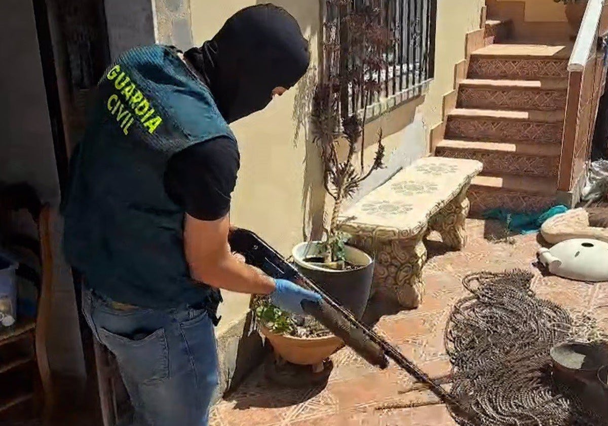 Un agente de Guardia Civil durante el registro de una vivienda en Adra