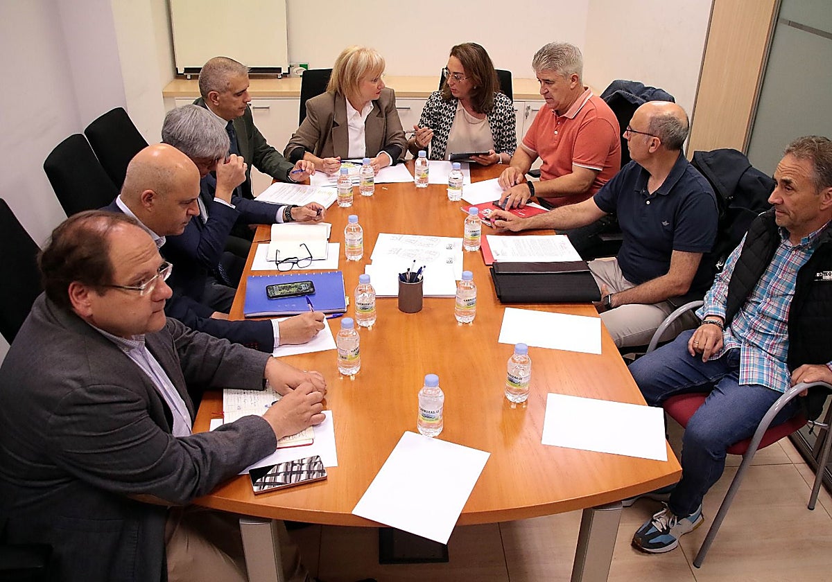 La consejera de Industria, Comercio y Empleo, Leticia García, la consejera de Agricultura, Ganadería y Desarrollo Rural, María González Corral, el delegado territorial, Eduardo Diego y el alcalde de La Bañeza, Javier Carrera de Blas, se reúnen con el comité de empresa de la planta azucarera de la localidad leonesa