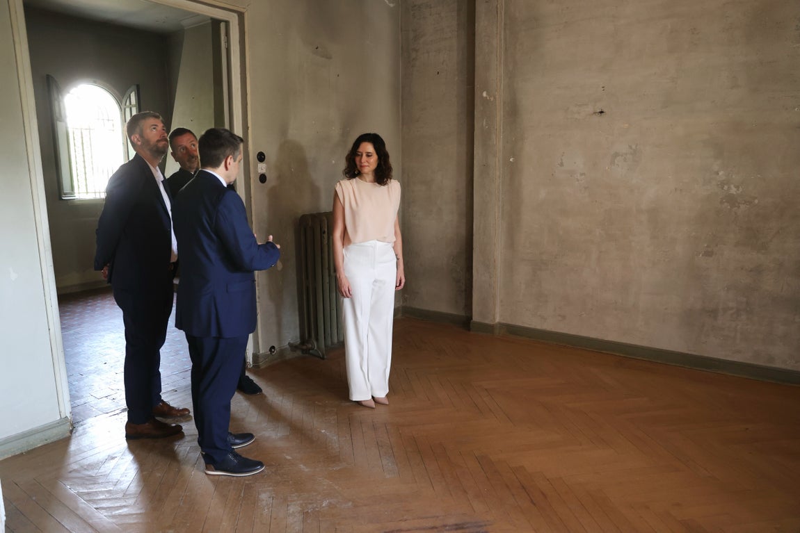 La presidenta de la Comunidad de Madrid, Isabel Díaz Ayuso, en uno de los salones de la casa.