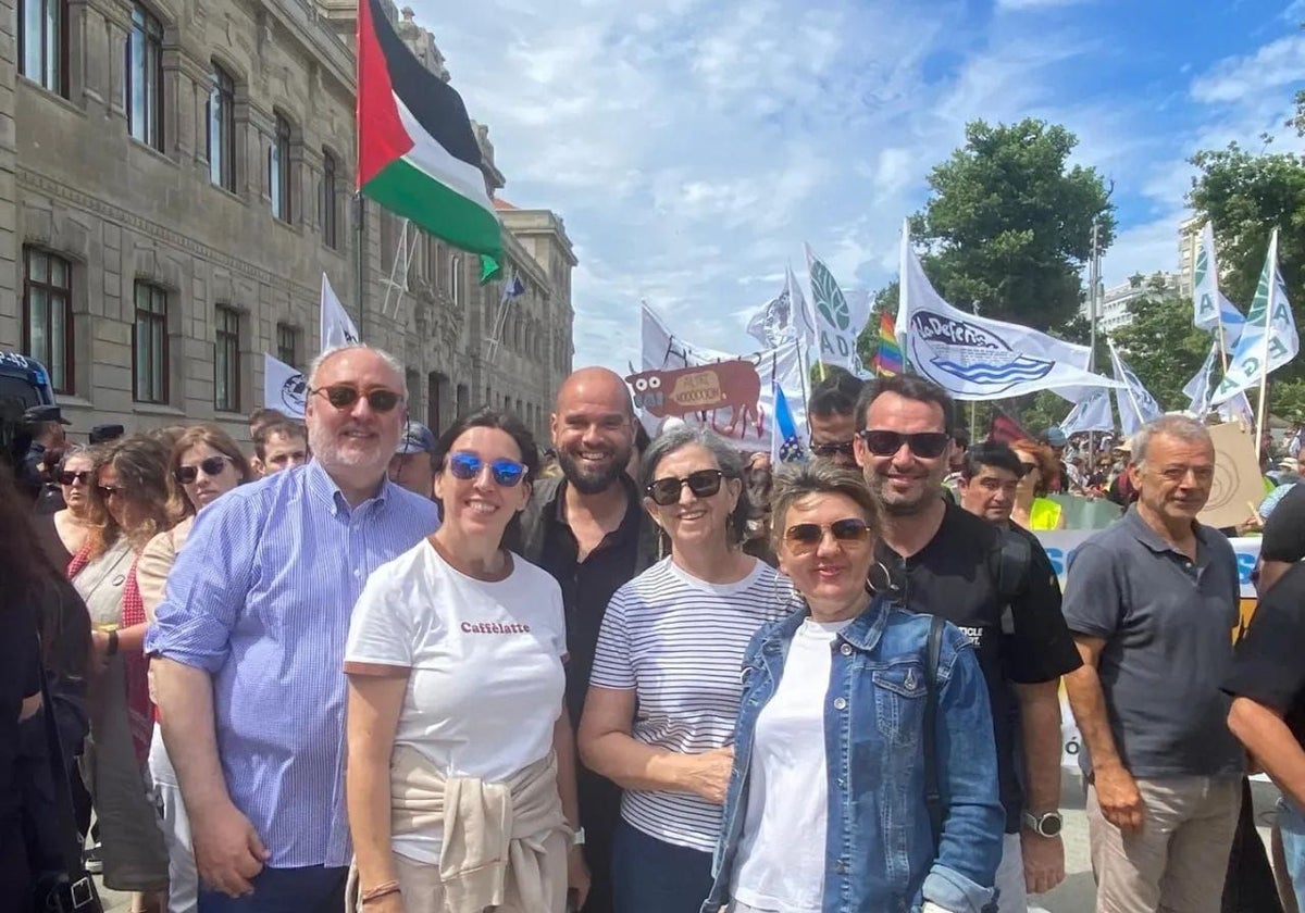 Miembros del PSOE del Pontevedra este domingo en la manifestación contra Altri y Ence