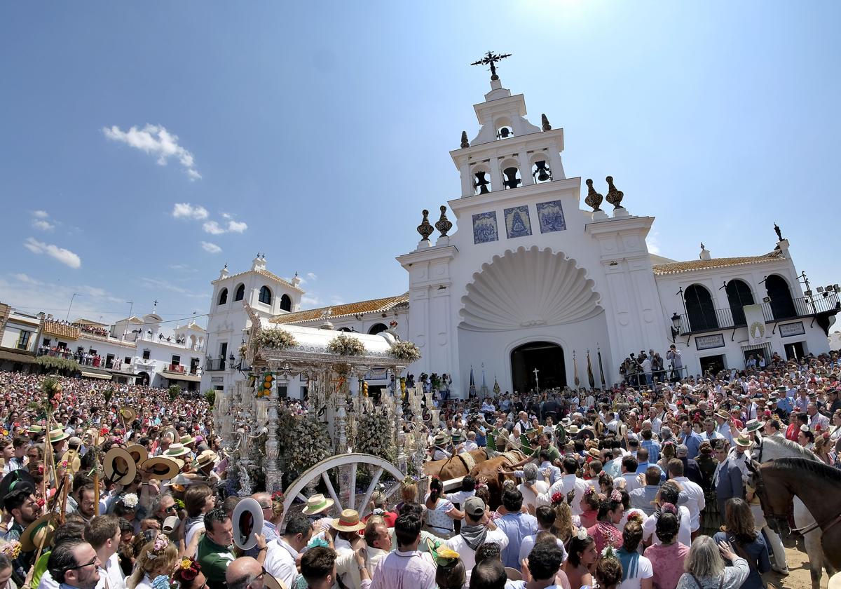 La Hermandad del Rocío de Triana en su presentación ante la Blanca Paloma un sábado de romería