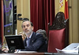 La Audiencia de Baleares envía a juicio al presidente del Parlamento por delito de odio por romper la foto de una víctima republicana