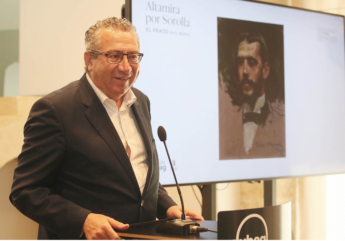 El presidente de la Diputación de Alicante, Toni Pérez, junto a la imagen del cuadro de Rafael Altamira