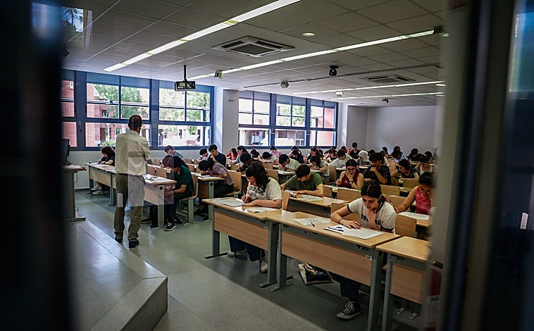 Imagen principal - Nervios a las puertas del primer examen de la PAU 2025: «Es el día más importante del año. Vamos a demostrar lo que valemos»