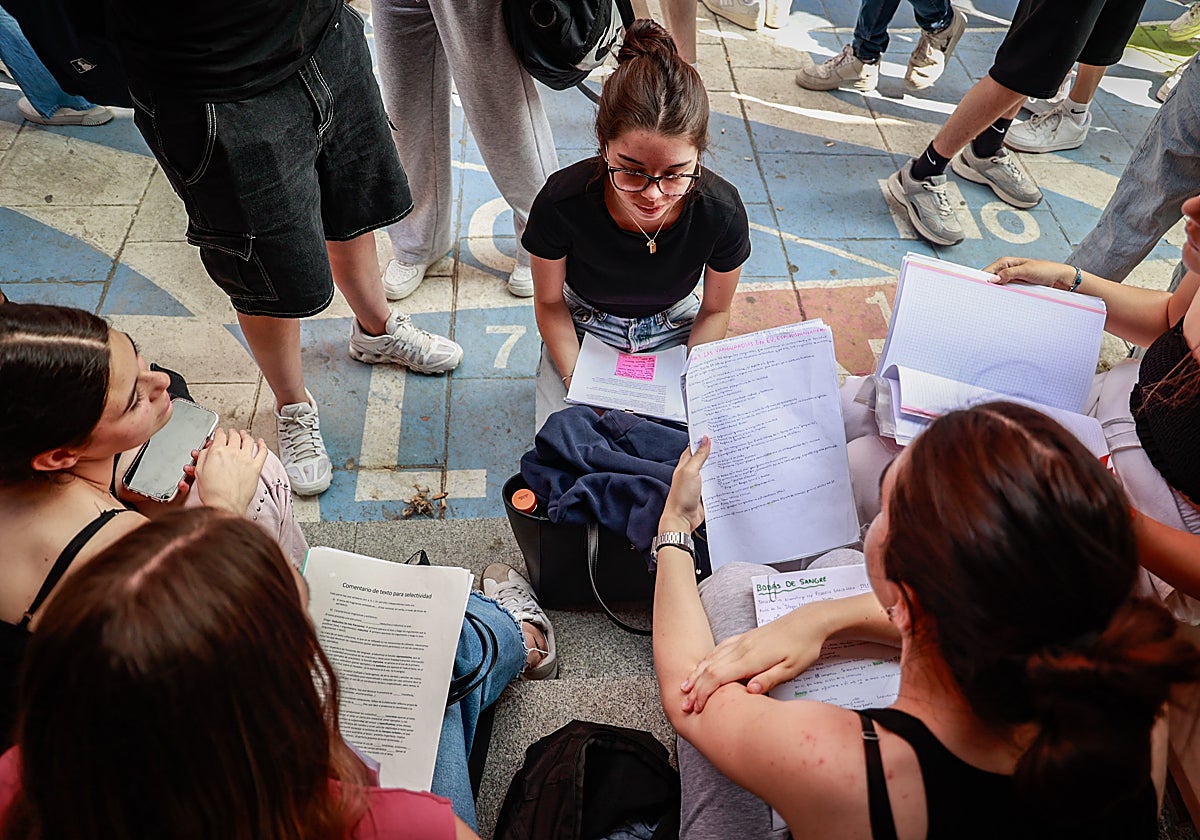 Varios estudiantes repasan sus apuntes antes del inicio de la Prueba de Acceso a la Universidad (PAU) en la Universidad Complutense de Madrid