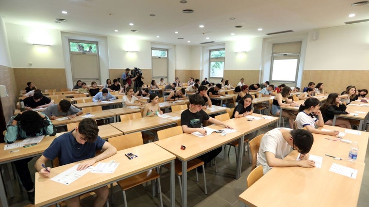 Algunos de los alumnos que se han presentado este martes a la prueba de acceso a la Universidad