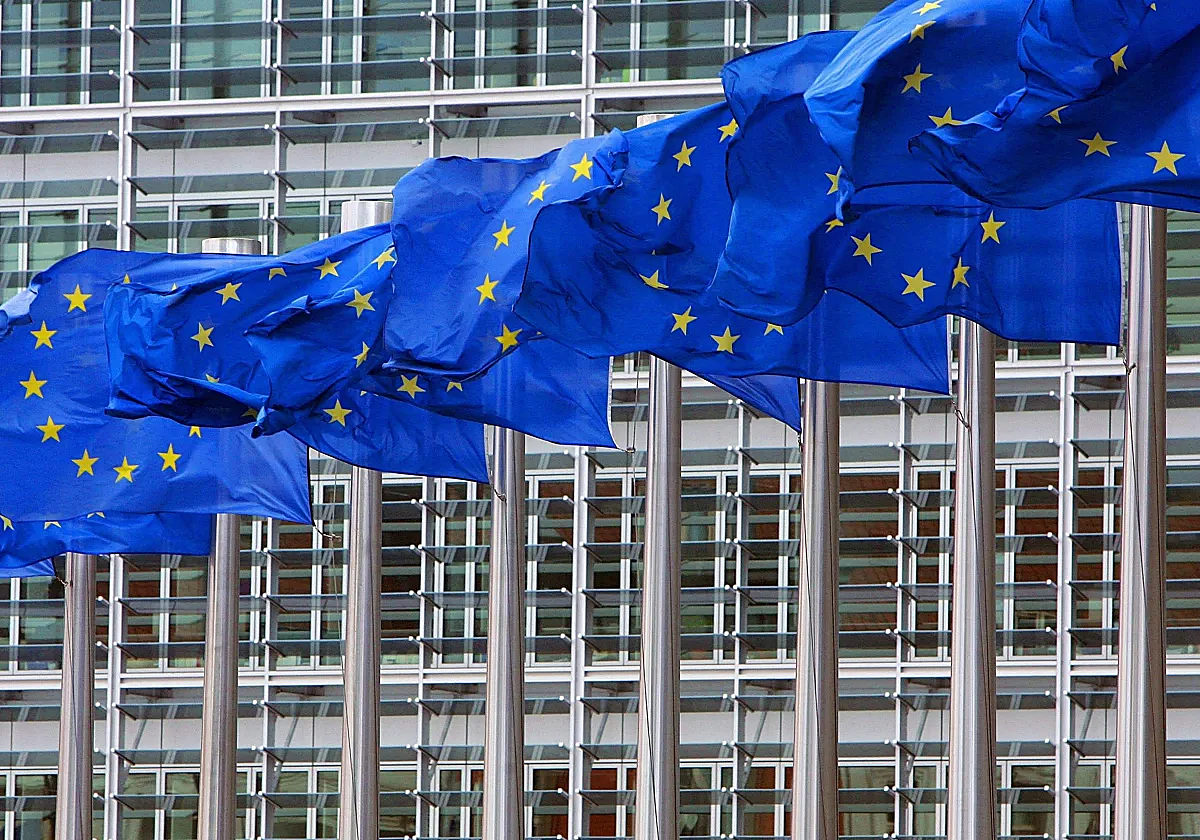 Imagen de archivo de unas banderas de la Unión Europea en el edificio de la Comisión en Bruselas