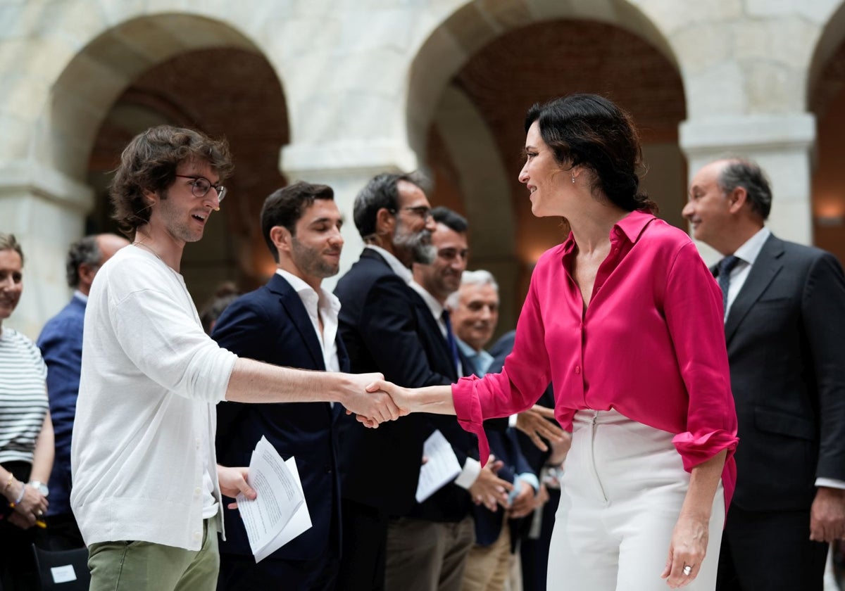La presidenta Díaz Ayuso saluda al CEO de Sperid Labs, Chema Garabito