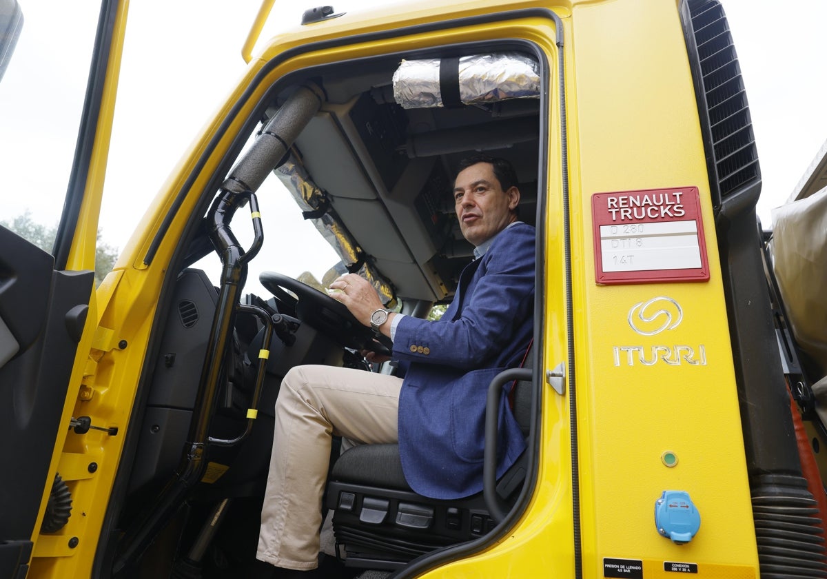Juanma Moreno, en uno de los vehículos de emergencias