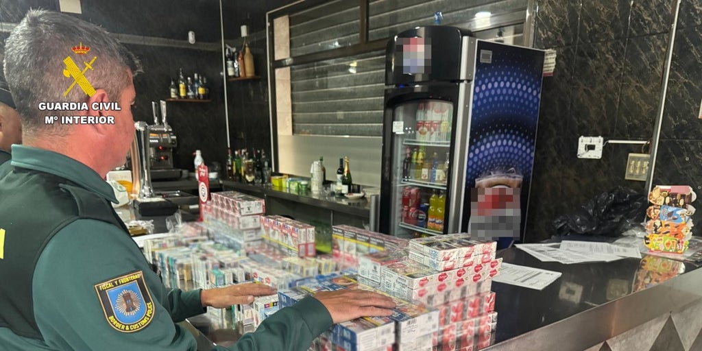Fajos de billetes, cocaína en el horno y tabaco ilegal tras la nevera: el arsenal que escondía un bar de valencia
