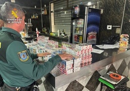 Fajos de billetes, cocaína en el horno y tabaco ilegal tras la nevera: el arsenal que escondía un bar de Valencia