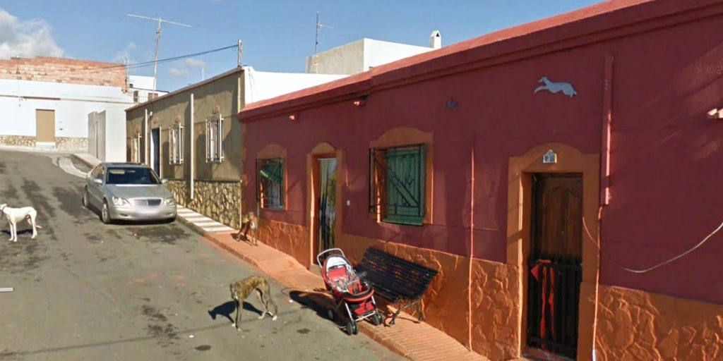 Peleas entre clanes de la droga: incendian cuatro viviendas en el barrio de adra donde murió un joven a tiros