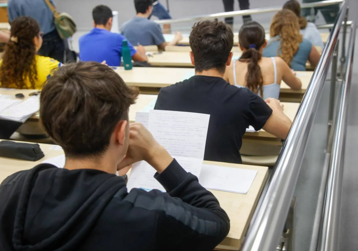 Alumnos durante el primer día de la Selectividad 2025 en la Universidad de Sevilla